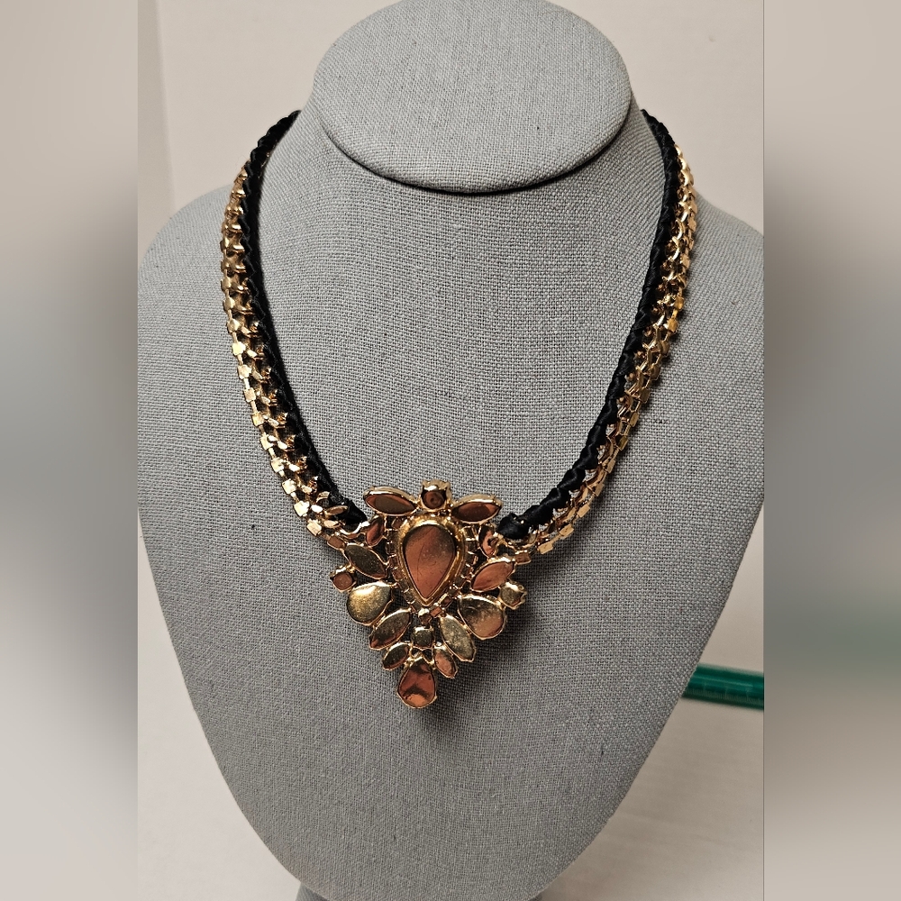 [GUESS] Gold Tone Multi-Color Stones Collar Statement Necklace - Picture 10 of 16